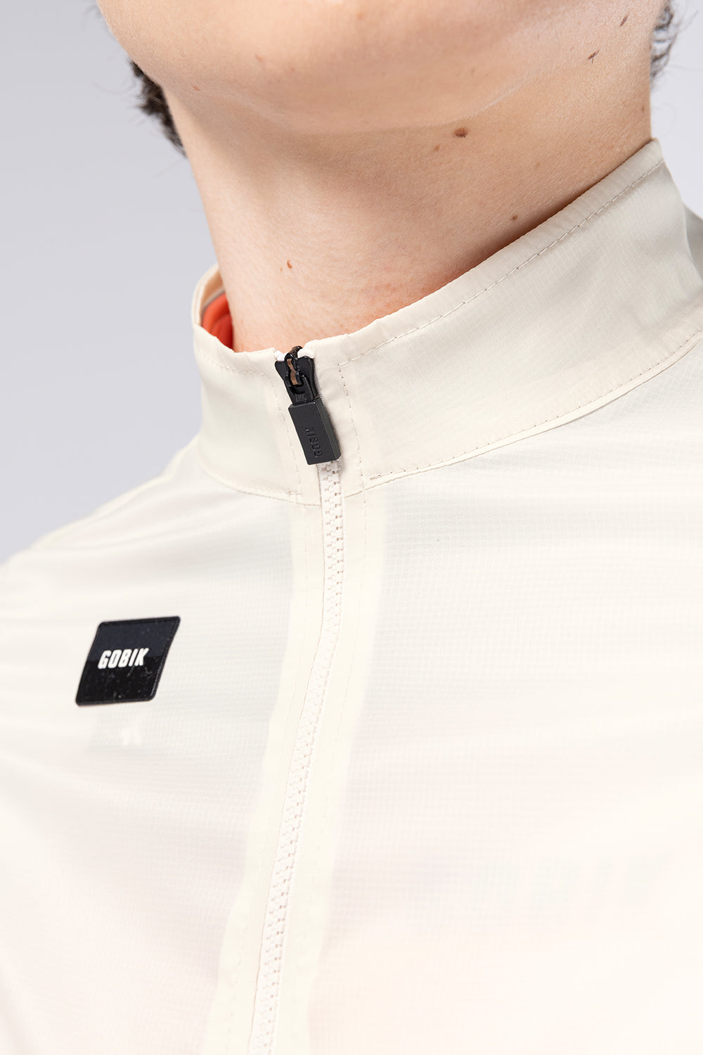 Chaleco Gobik Vector 3.0 en Crepe, detalle del cuello y el logotipo #Color_Crepe