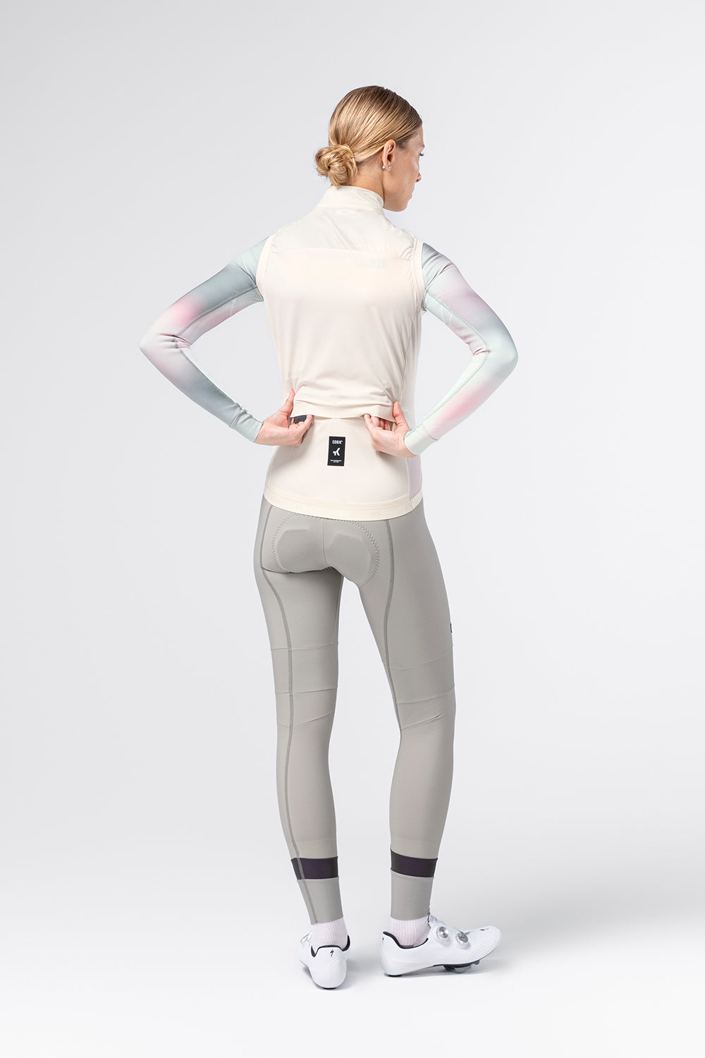 Chaleco Mujer Gobik Vector 3.0 en Crepe, vista trasera de cuerpo entero sobre modelo #Color_Crepe