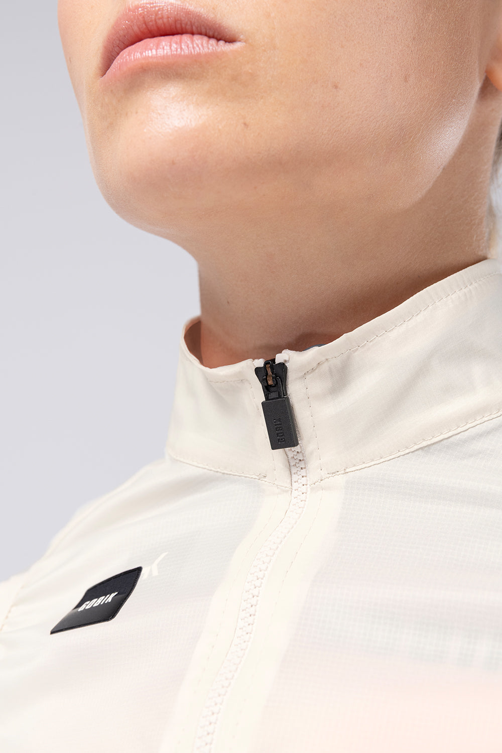 Chaleco Mujer Gobik Vector 3.0 en Crepe, detalle del cuello y el logotipo #Color_Crepe