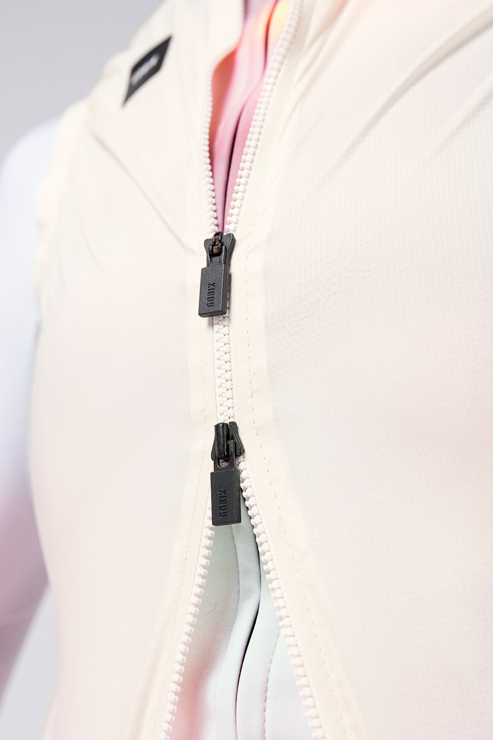 Chaleco Mujer Gobik Vector 3.0 en Crepe, detalle de la cremallera sellada de doble cursor #Color_Crepe