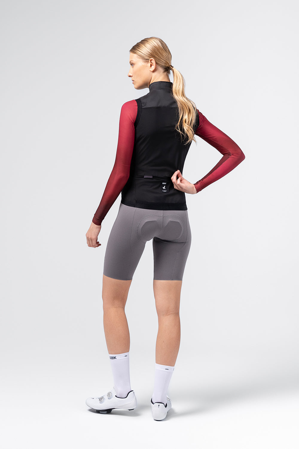 Chaleco Mujer Gobik Vector 3.0 en Crow, vista trasera de cuerpo entero sobre modelo #Color_Crow