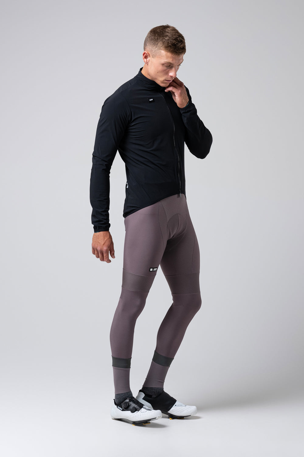 Chaqueta Gobik Selkie en Ink Black, vista lateral de cuerpo entero sobre modelo masculino #Color_Ink Black