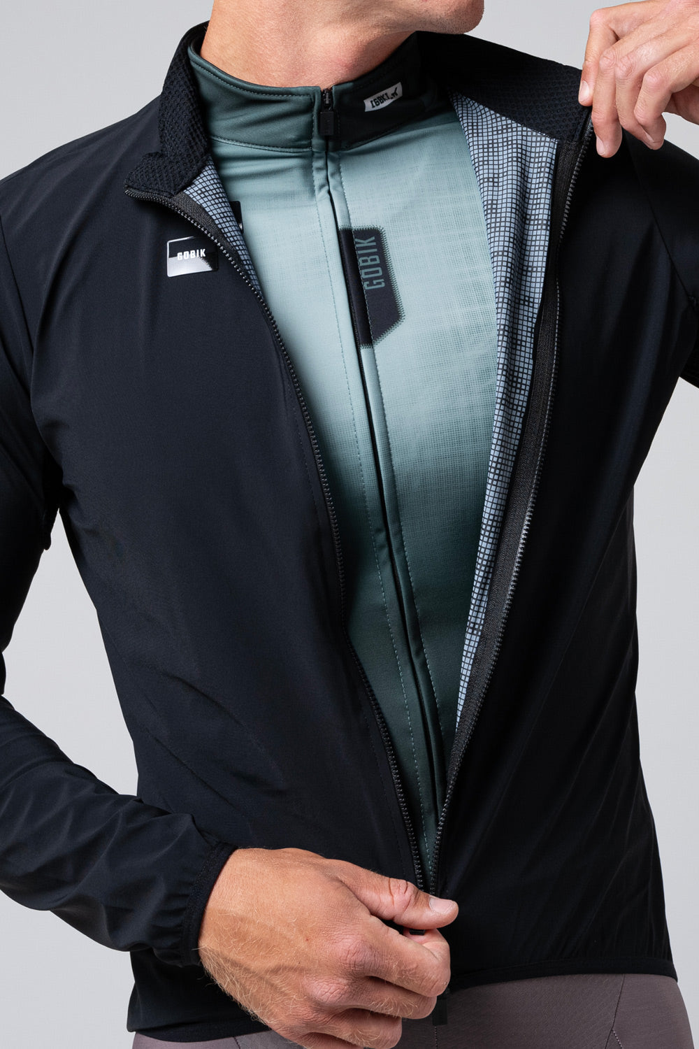 Chaqueta Gobik Selkie en Ink Black, detalle del torso abriendo la cremallera y el interior #Color_Ink Black