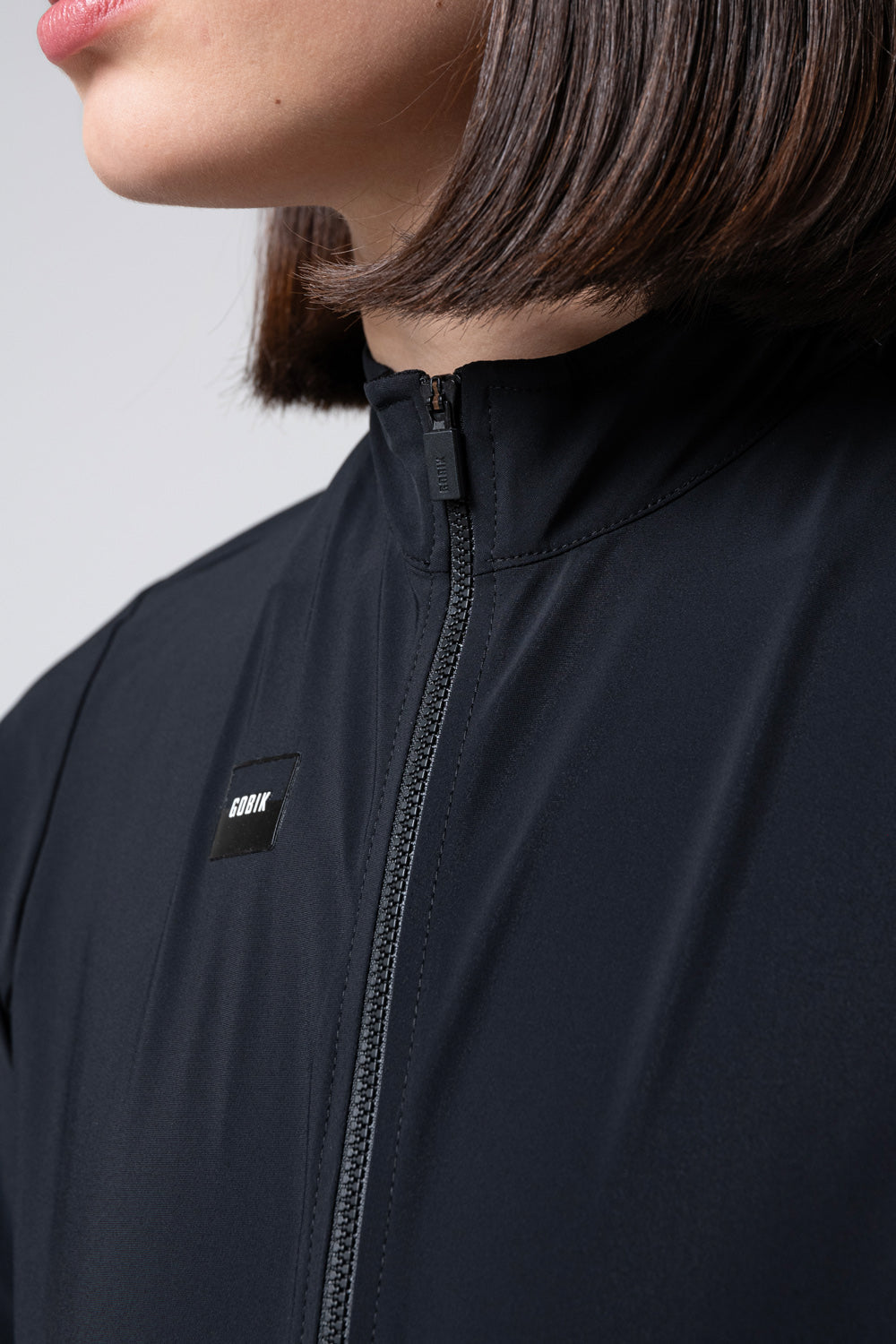 Chaqueta Gobik Selkie en Ink Black, detalle del cuello y la cremallera #Color_Ink Black