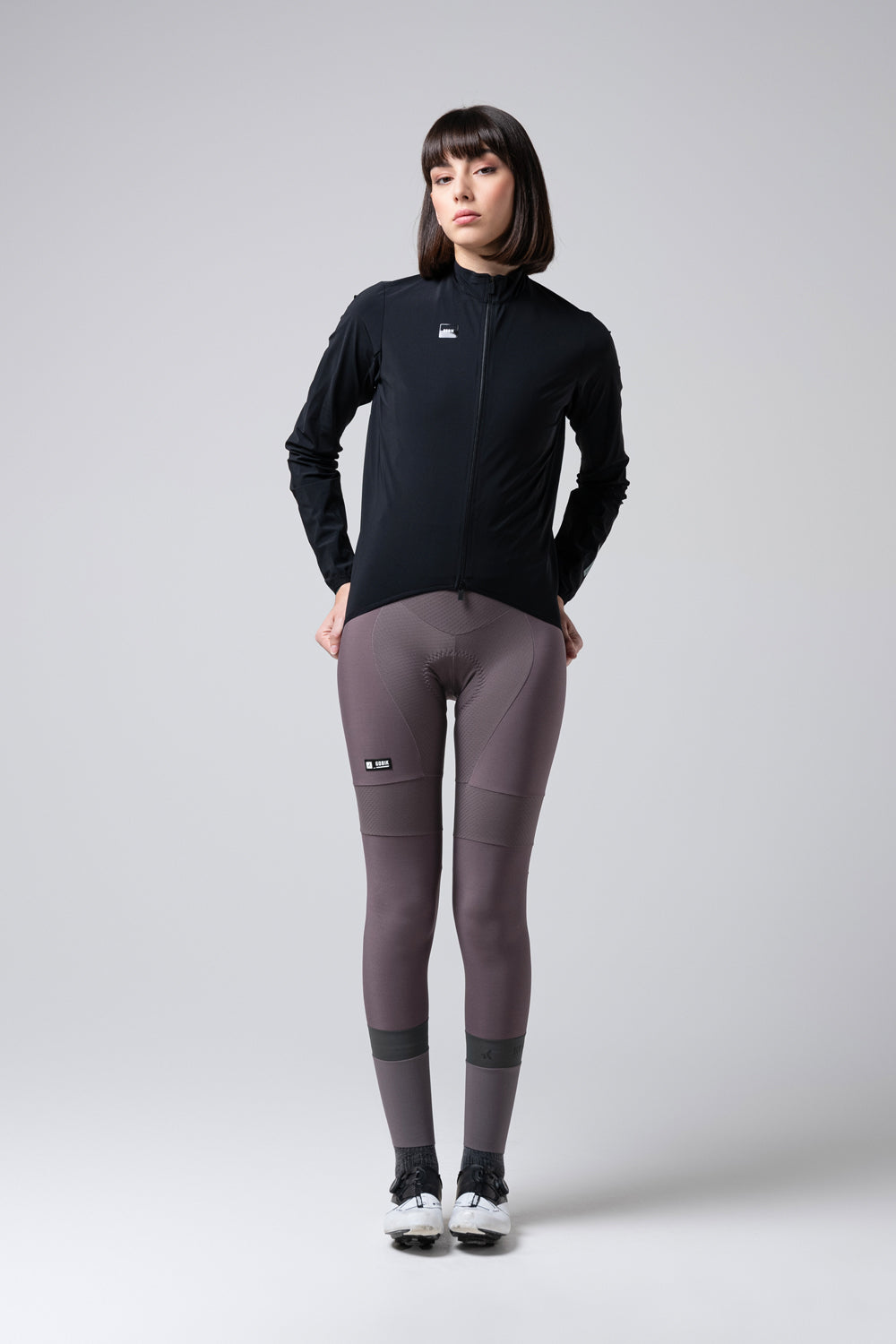 Chaqueta Gobik Selkie en Ink Black, vista frontal de cuerpo entero sobre modelo femenino #Color_Ink Black