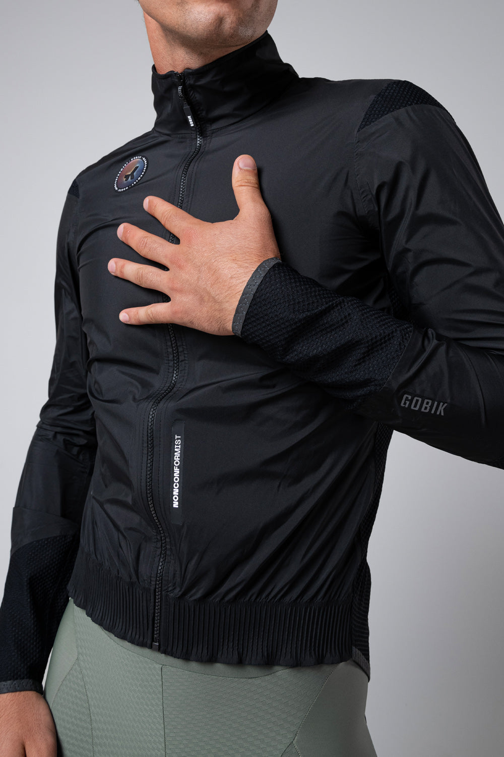 Chaqueta Gobik Exo 2.0 en Royal Black, detalle del torso y el bolsillo trasero sobre modelo #Color_Royal Black