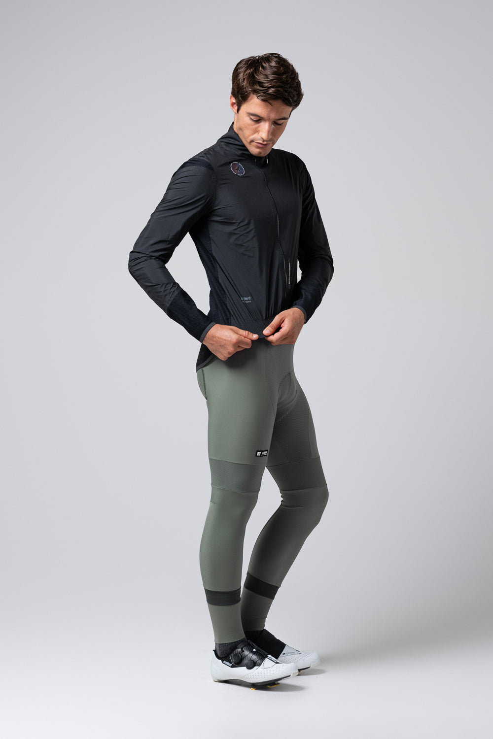 Chaqueta Gobik Exo 2.0 en Royal Black, vista lateral de cuerpo entero sobre modelo #Color_Royal Black