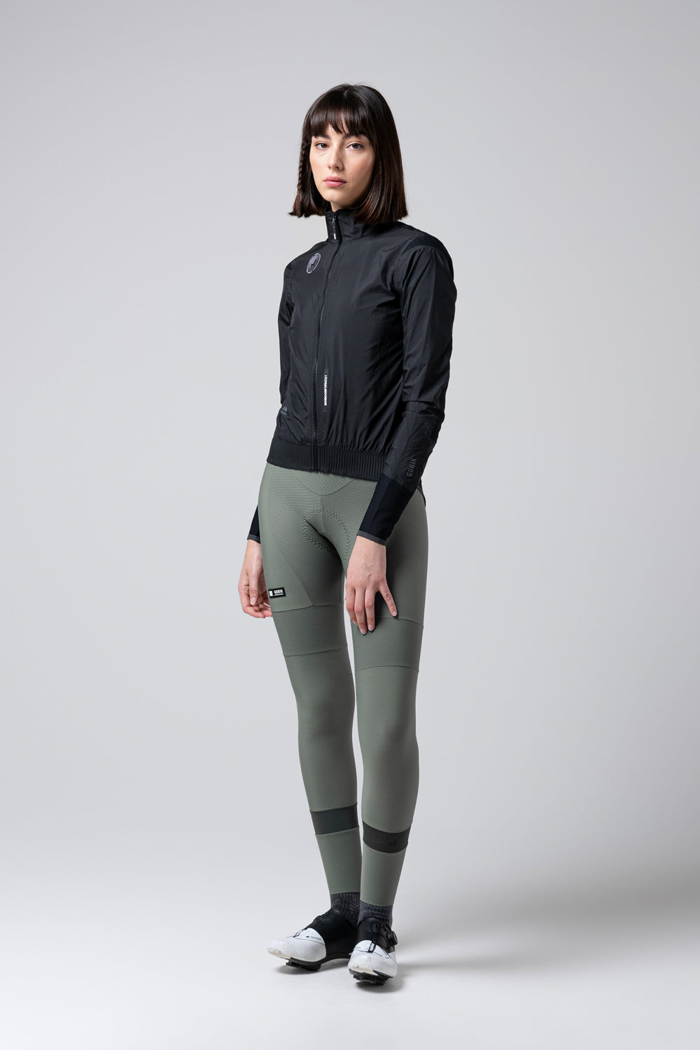 Chaqueta Gobik Exo 2.0 en Royal Black, vista frontal de cuerpo entero sobre modelo femenino #Color_Royal Black