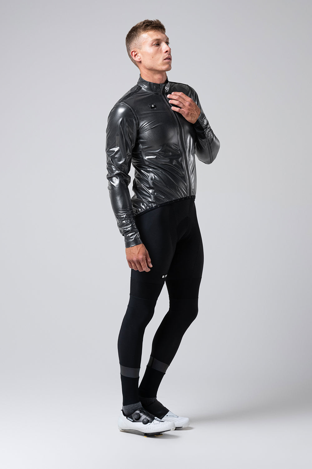 Chaqueta Gobik Pluvia 2.0 en True Black, vista lateral de cuerpo entero sobre modelo masculino #Color_True Black