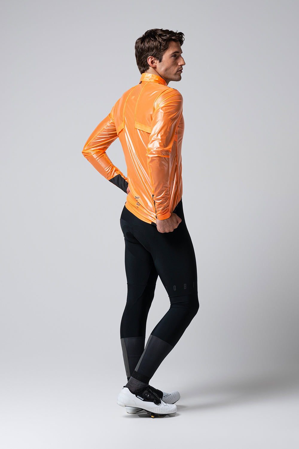 Chaqueta Gobik Pluvia 2.0 en Blazing Orange, vista trasera de cuerpo entero sobre modelo #Color_Blazing Orange