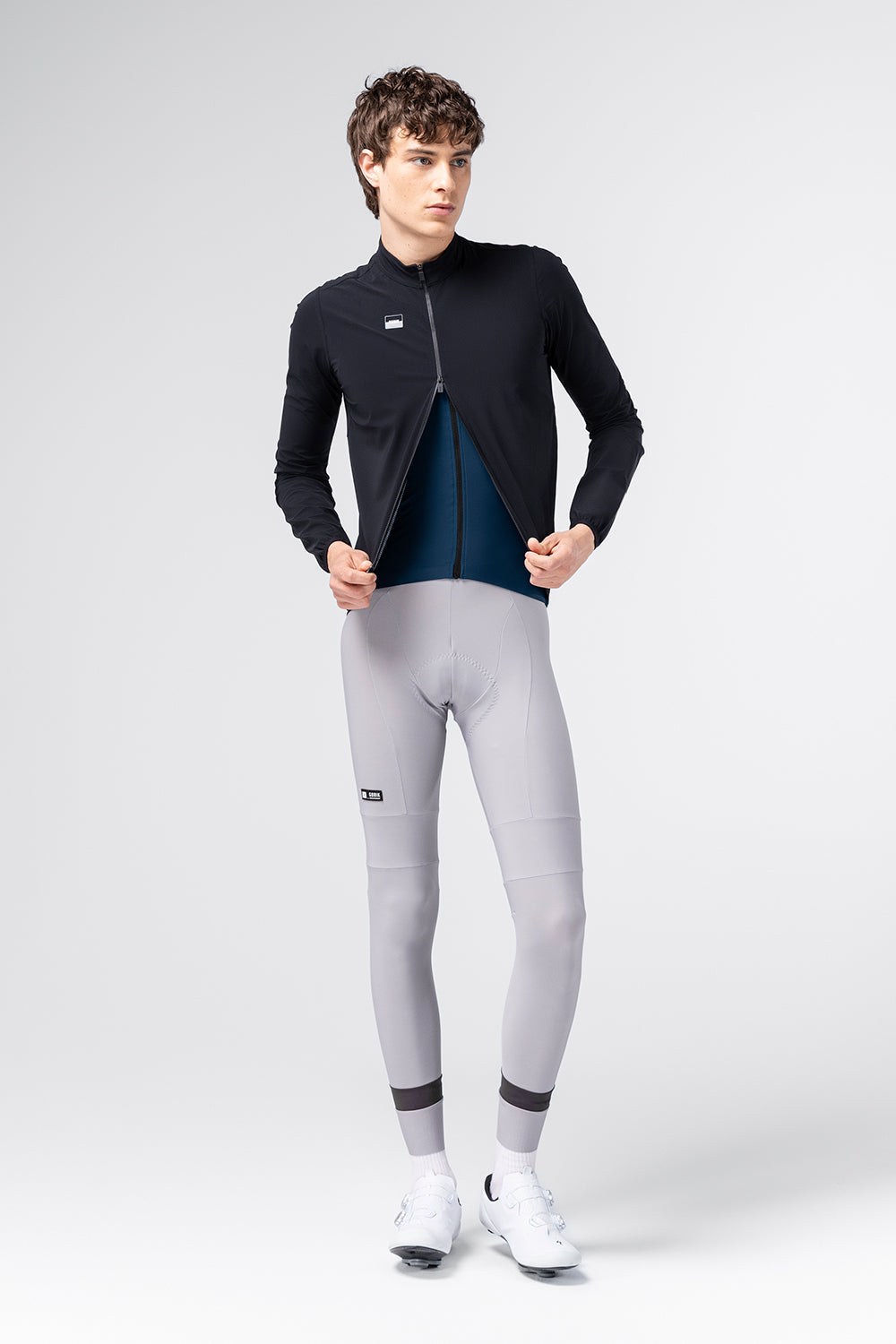 Chaqueta Gobik Selkie 2.0 en Black, vista frontal de cuerpo entero abriendo la chaqueta #Color_Black