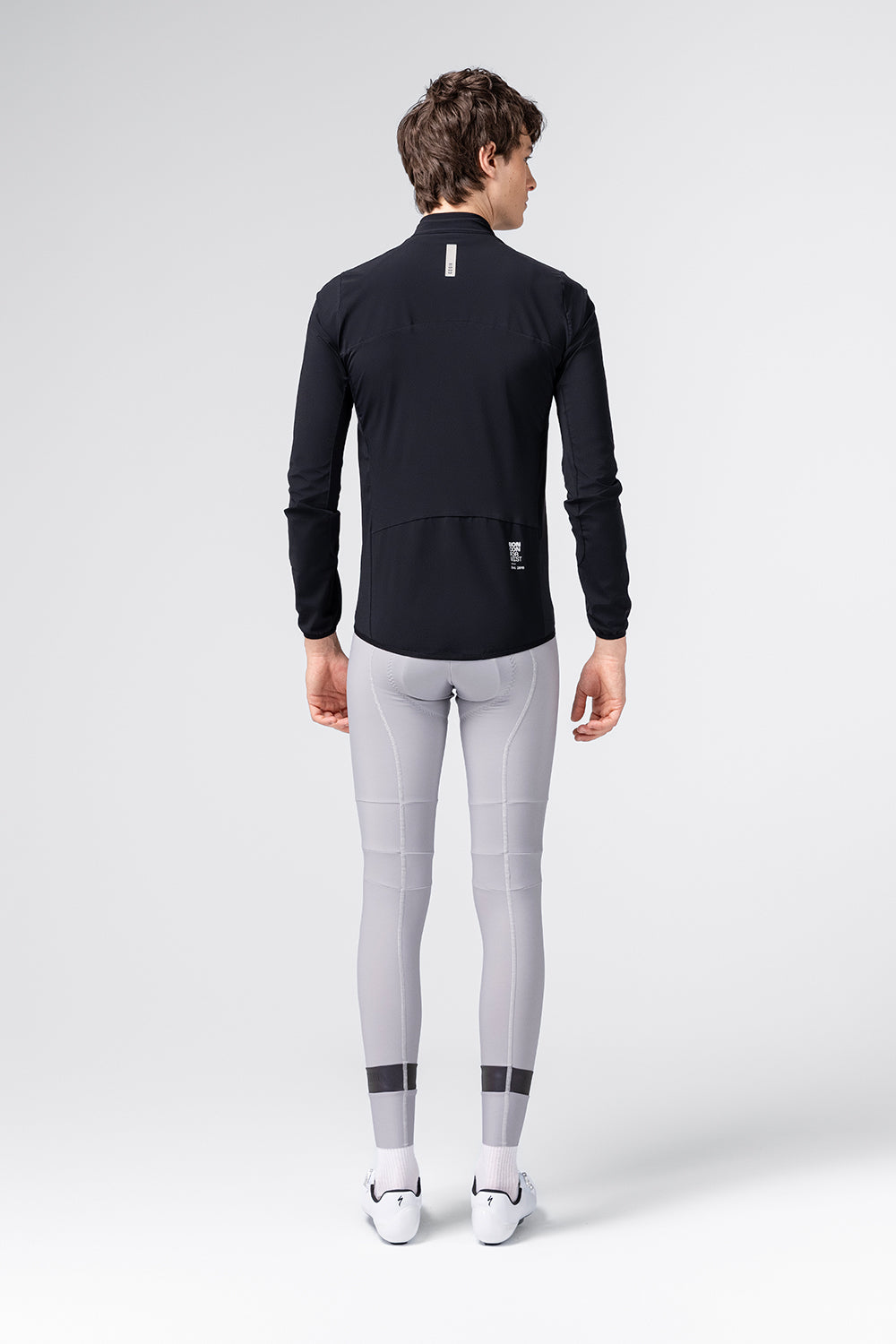 Chaqueta Gobik Selkie 2.0 en Black, vista trasera de cuerpo entero sobre modelo masculino #Color_Black