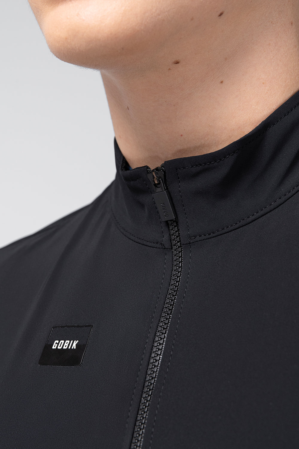 Chaqueta Gobik Selkie 2.0 en Black, detalle del cuello, la cremallera y la etiqueta #Color_Black