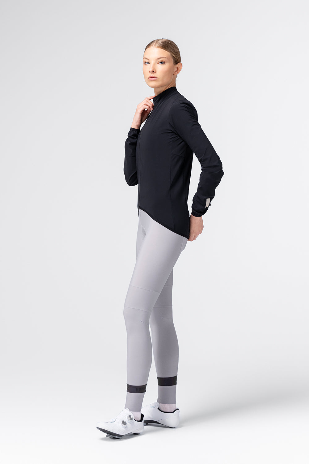 Chaqueta Gobik Selkie 2.0 en Black, vista frontal de cuerpo entero sobre modelo femenino #Color_Black