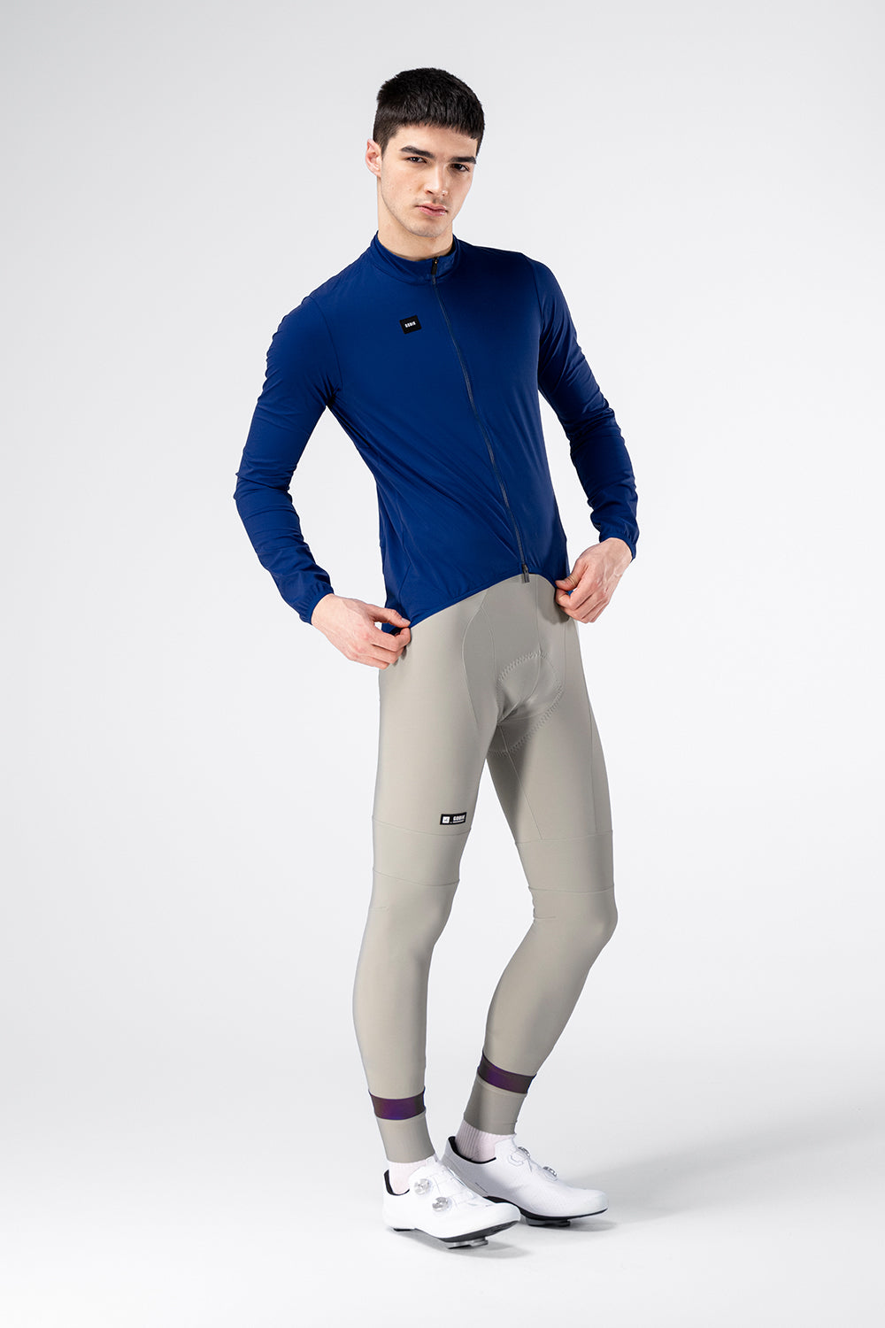 Chaqueta Gobik Selkie 2.0 en Ostuni, vista frontal de cuerpo entero sobre modelo masculino #Color_Ostuni