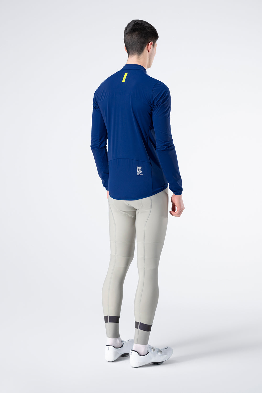 Chaqueta Gobik Selkie 2.0 en Ostuni, vista trasera de cuerpo entero sobre modelo masculino #Color_Ostuni