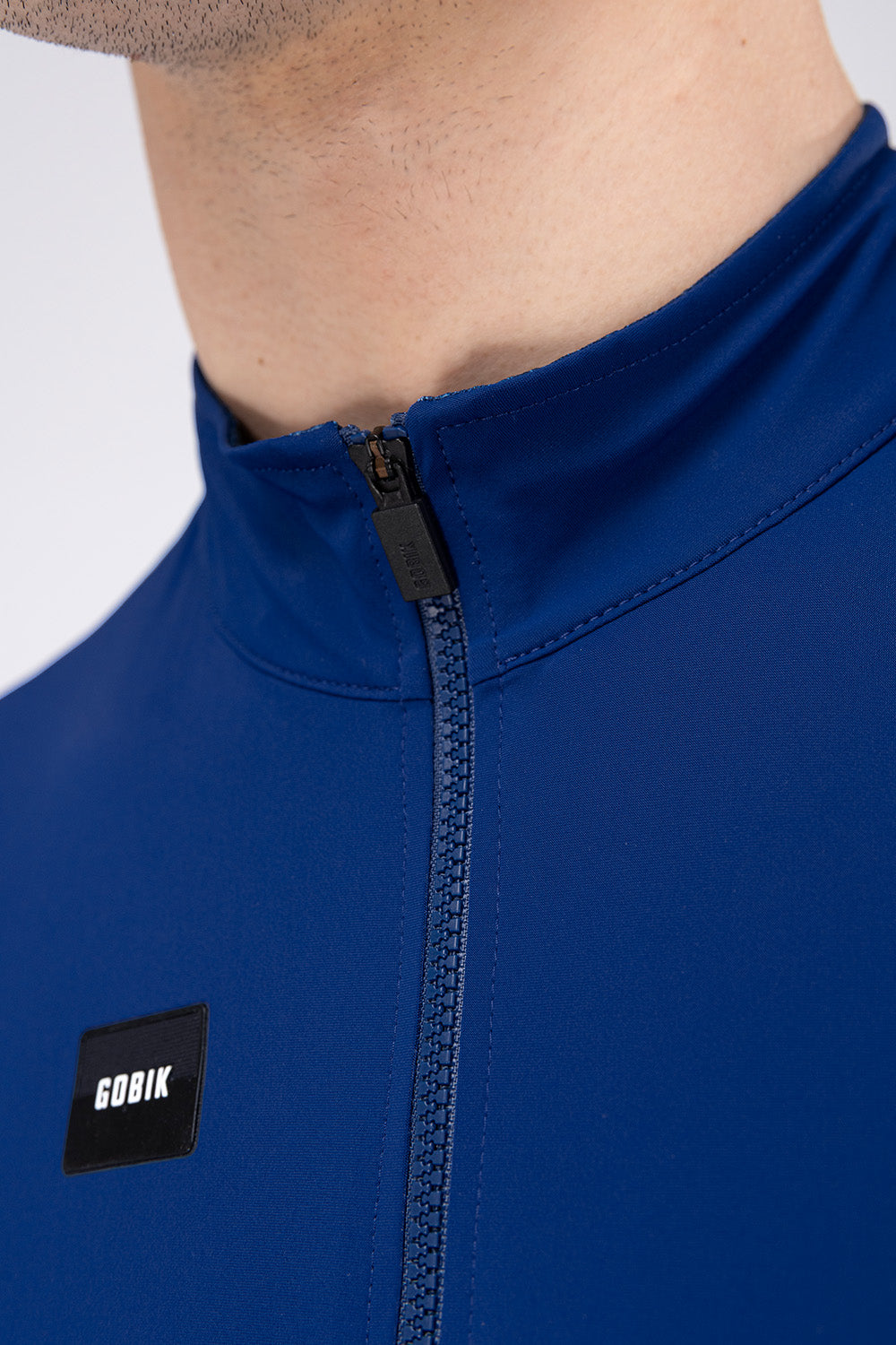 Chaqueta Gobik Selkie 2.0 en Ostuni, detalle del cuello, la cremallera y la etiqueta #Color_Ostuni