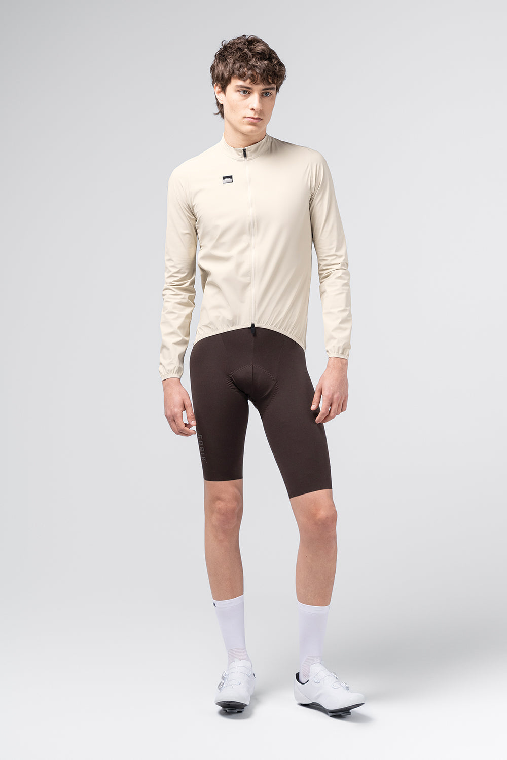 Chaqueta Gobik Selkie 2.0 en Paper, vista frontal de cuerpo entero sobre modelo masculino #Color_Paper