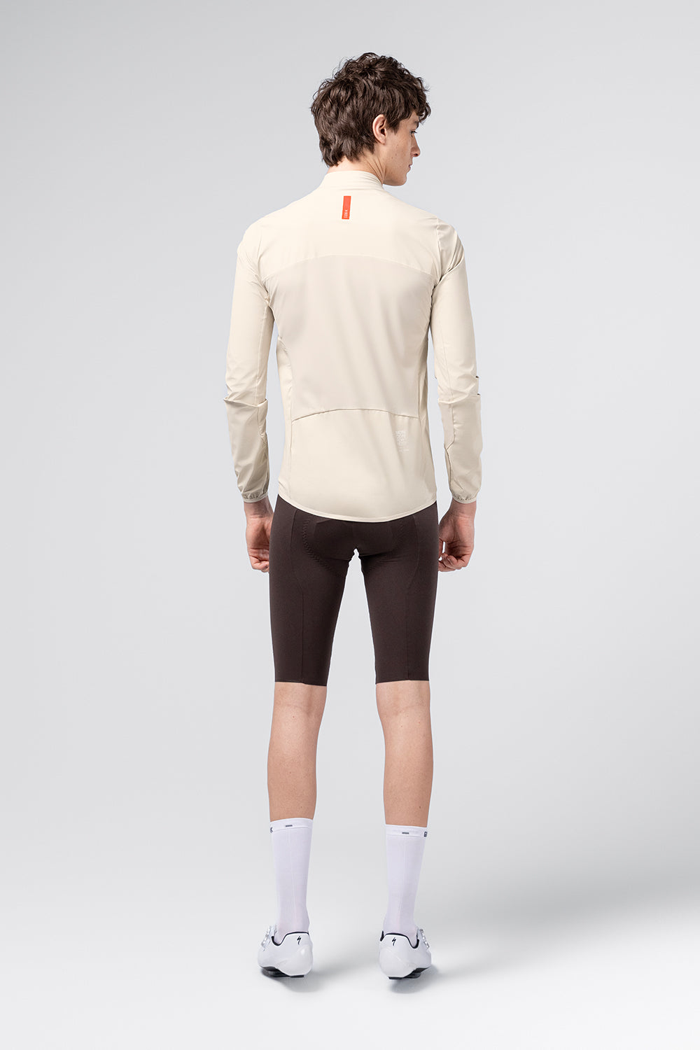 Chaqueta Gobik Selkie 2.0 en Paper, vista trasera de cuerpo entero sobre modelo masculino #Color_Paper