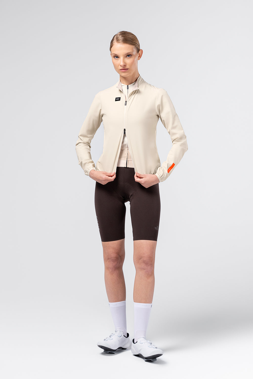 Chaqueta Gobik Selkie 2.0 en Paper, vista frontal de cuerpo entero sobre modelo femenino #Color_Paper