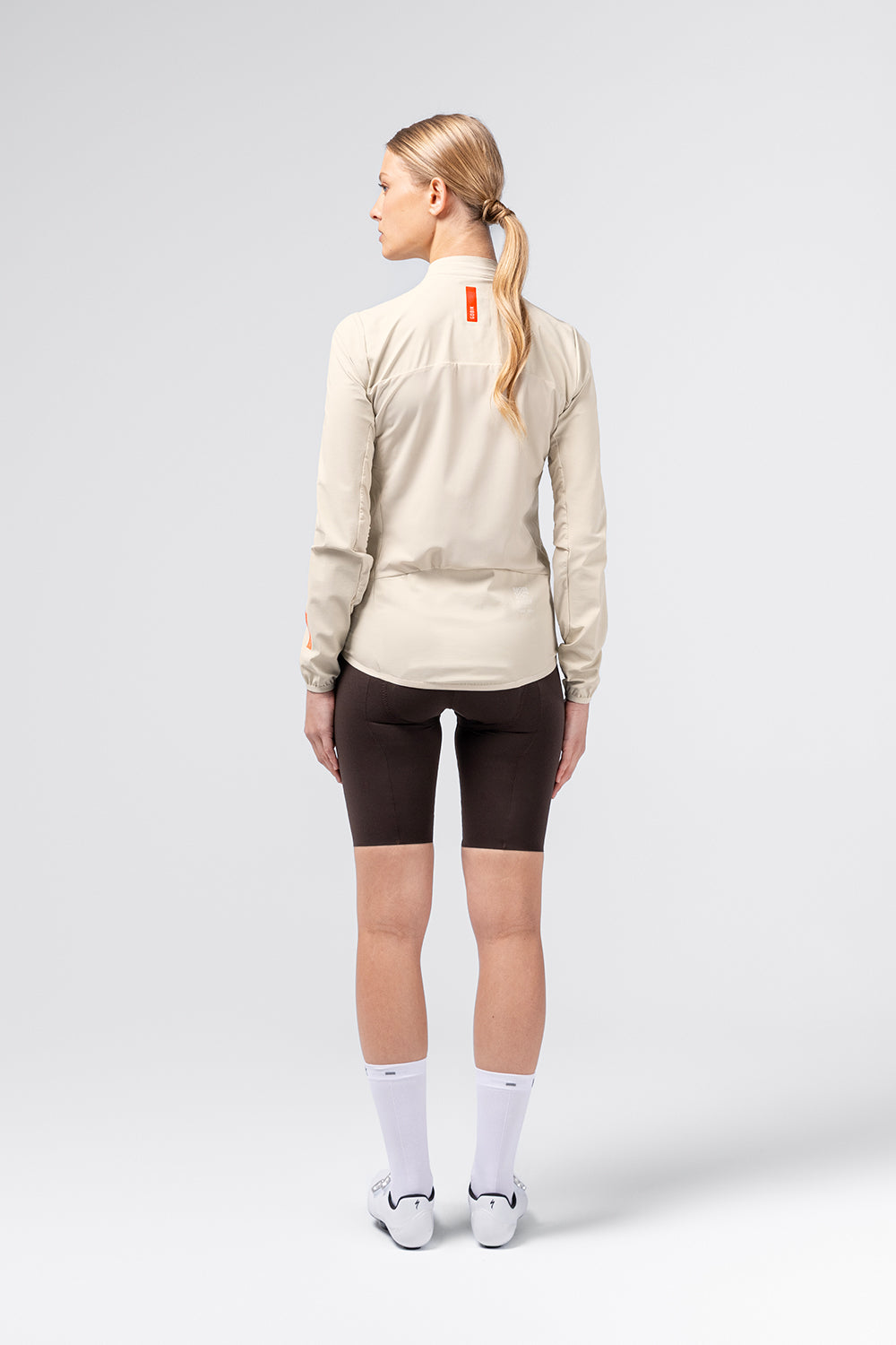Chaqueta Gobik Selkie 2.0 en Paper, vista trasera de cuerpo entero sobre modelo femenino #Color_Paper