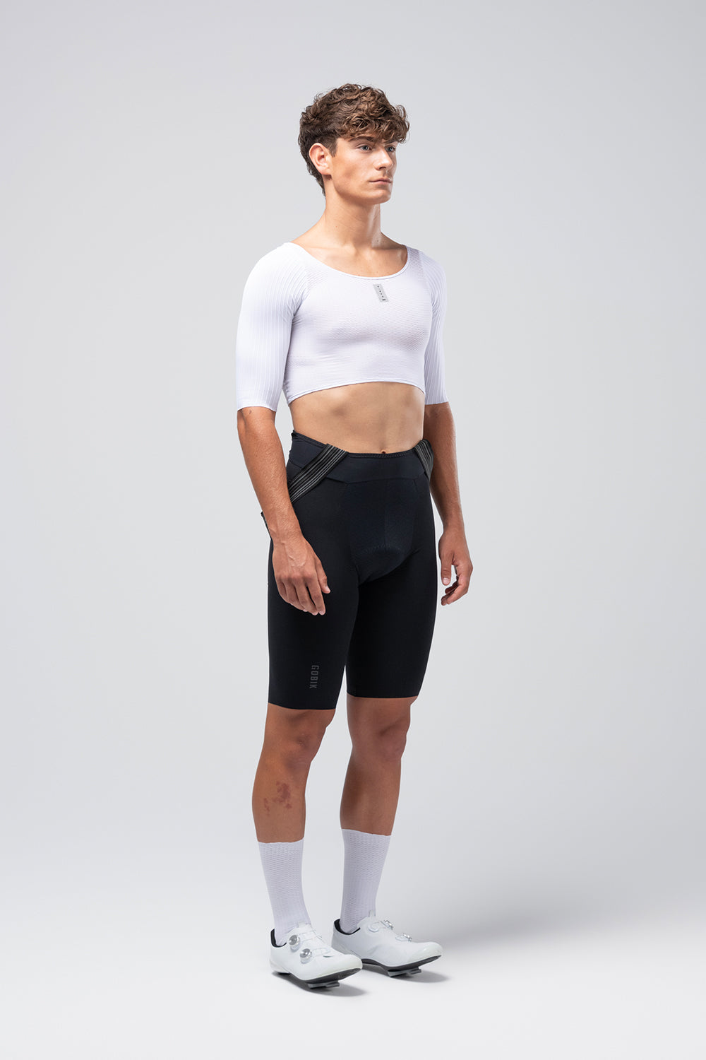 Camiseta Interior Gobik Boundary en White, modelo masculino con la camiseta interior corta blanca de manga corta #Color_White