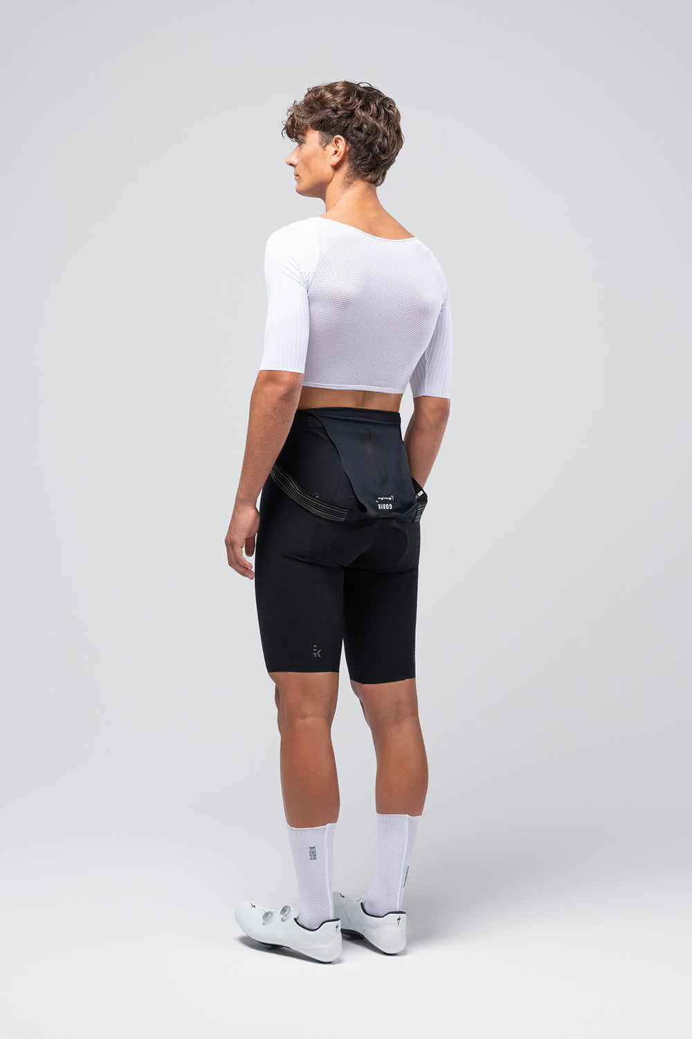 Camiseta Interior Gobik Boundary en White, vista trasera del modelo masculino #Color_White