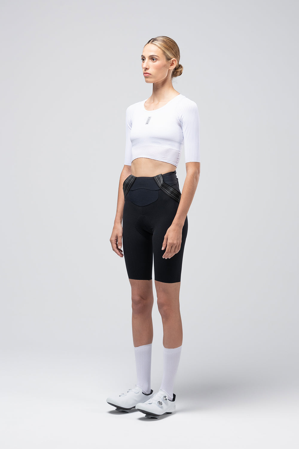 Camiseta Interior Gobik Boundary en White, modelo femenina con la camiseta interior corta blanca #Color_White