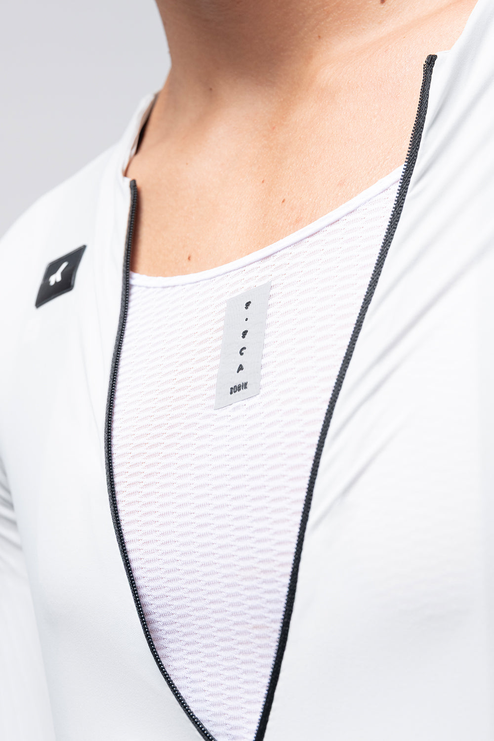 Camiseta Interior Gobik Boundary en White, detalle del cuello con la etiqueta interior y el tejido estructurado #Color_White