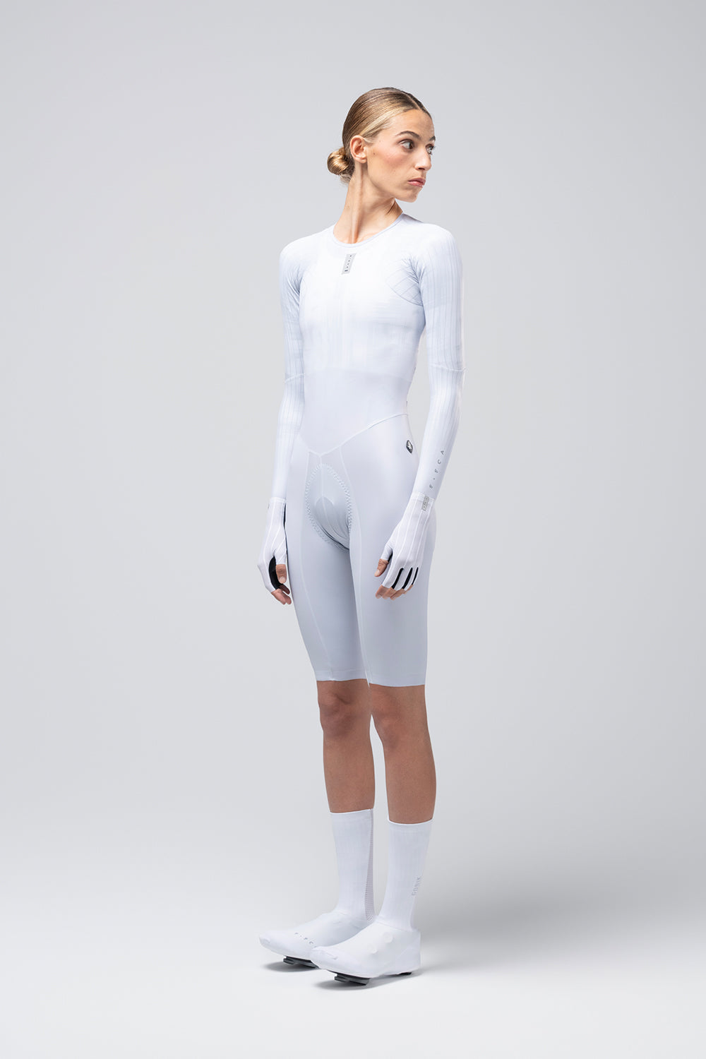 Mono Gobik Mach TT de mujer en Steel, vista frontal sobre la modelo #Color_Steel