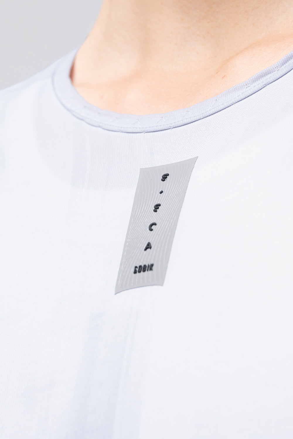Mono Gobik Mach TT de mujer en Steel, detalle del cuello #Color_Steel