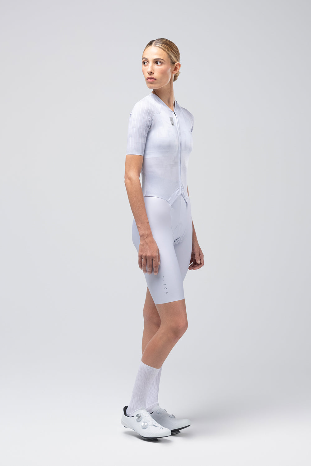 Mono Gobik Stratos de mujer en Steel, vista lateral sobre la modelo #Color_Steel
