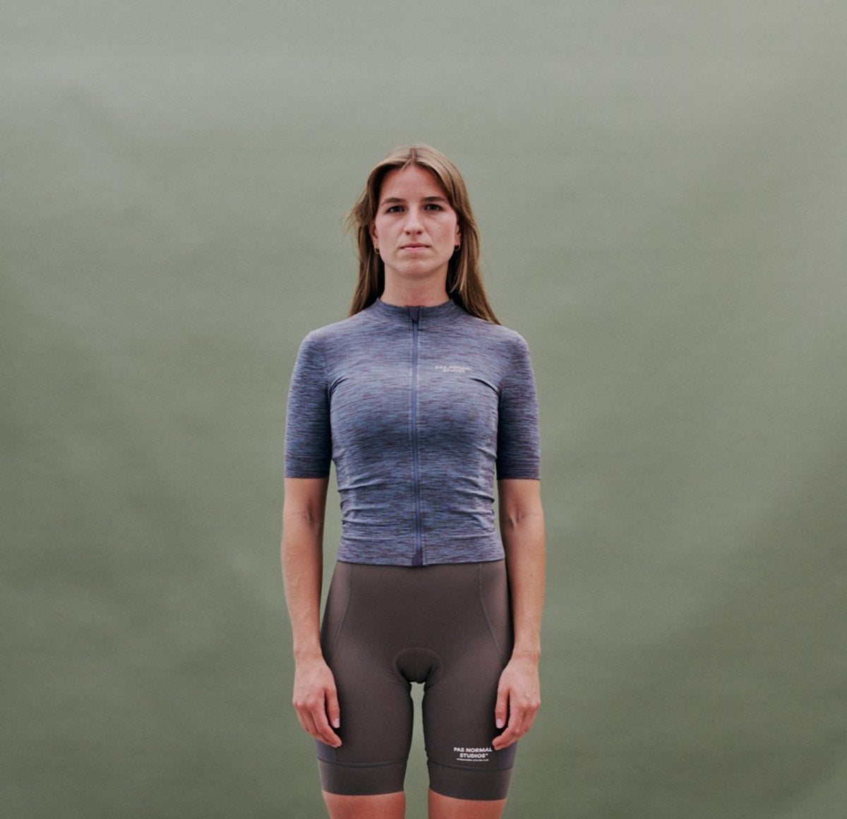 Maillot corto de mujer Pas Normal Studios Escapism Knit en Dusty Blue, sobre la ciclista #Color_Dusty Blue