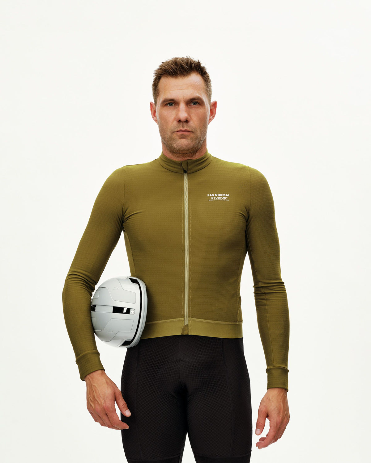 Maillot Largo Pas Normal Studios Essential en Khaki Green, vista frontal sobre ciclista #Color_Khaki Green