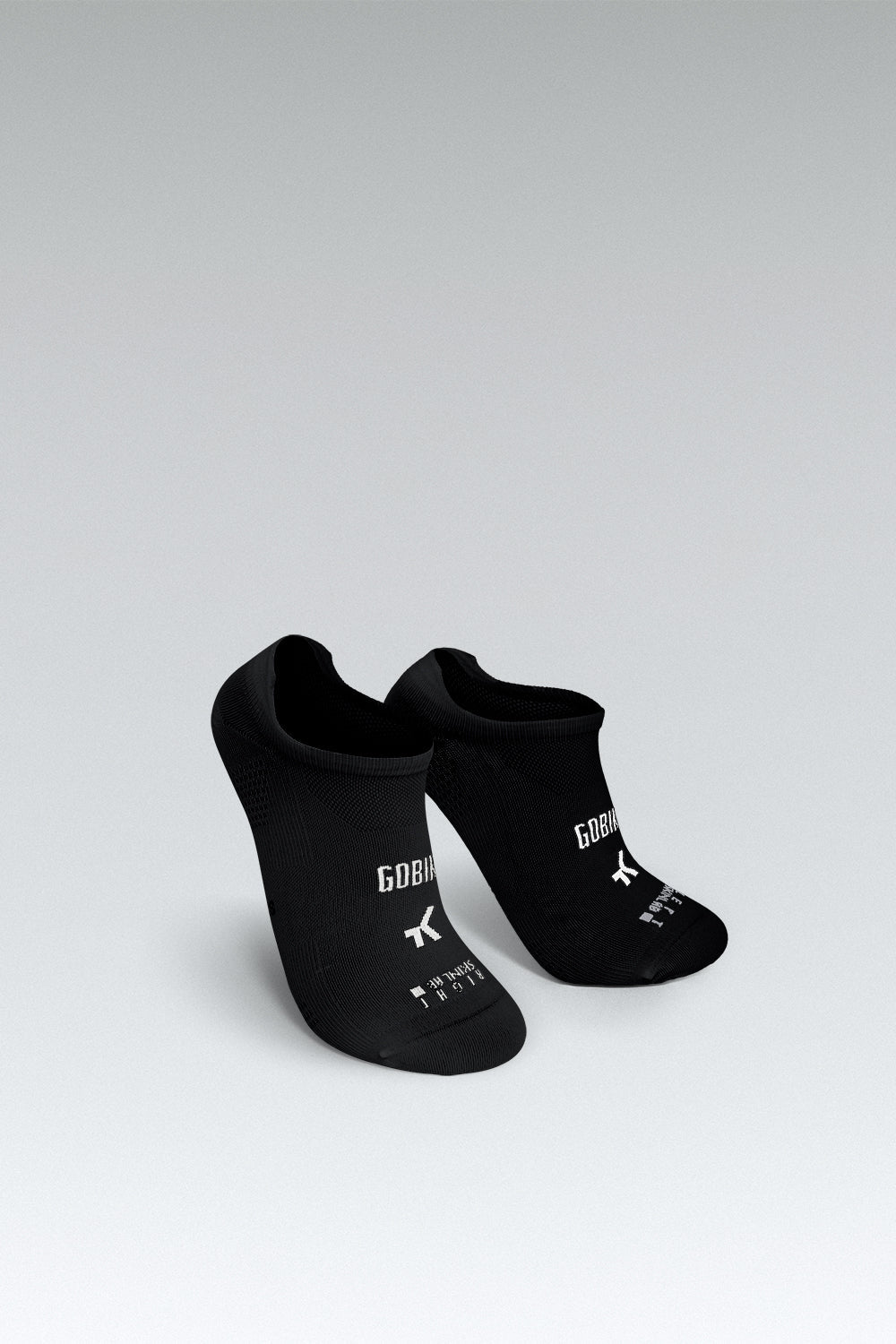 Calcetines Gobik Pinkie Tab Lightweight 2.0 en Black, bodegón del par de calcetines invisibles negros sobre fondo gris #Color_Black