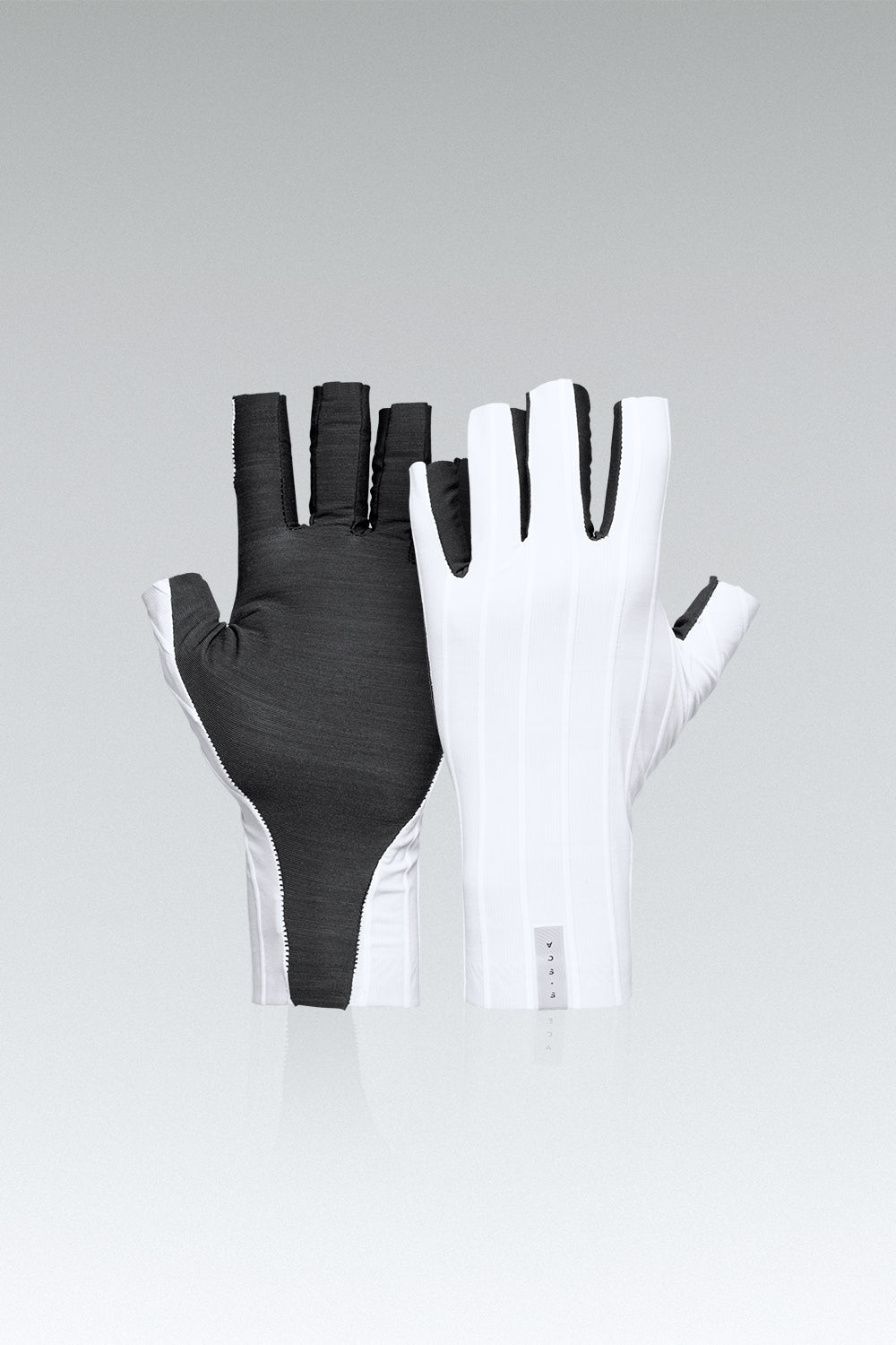 Guantes Gobik Kinetic en White, bodegón del par con el dorso blanco y la palma negra #Color_White