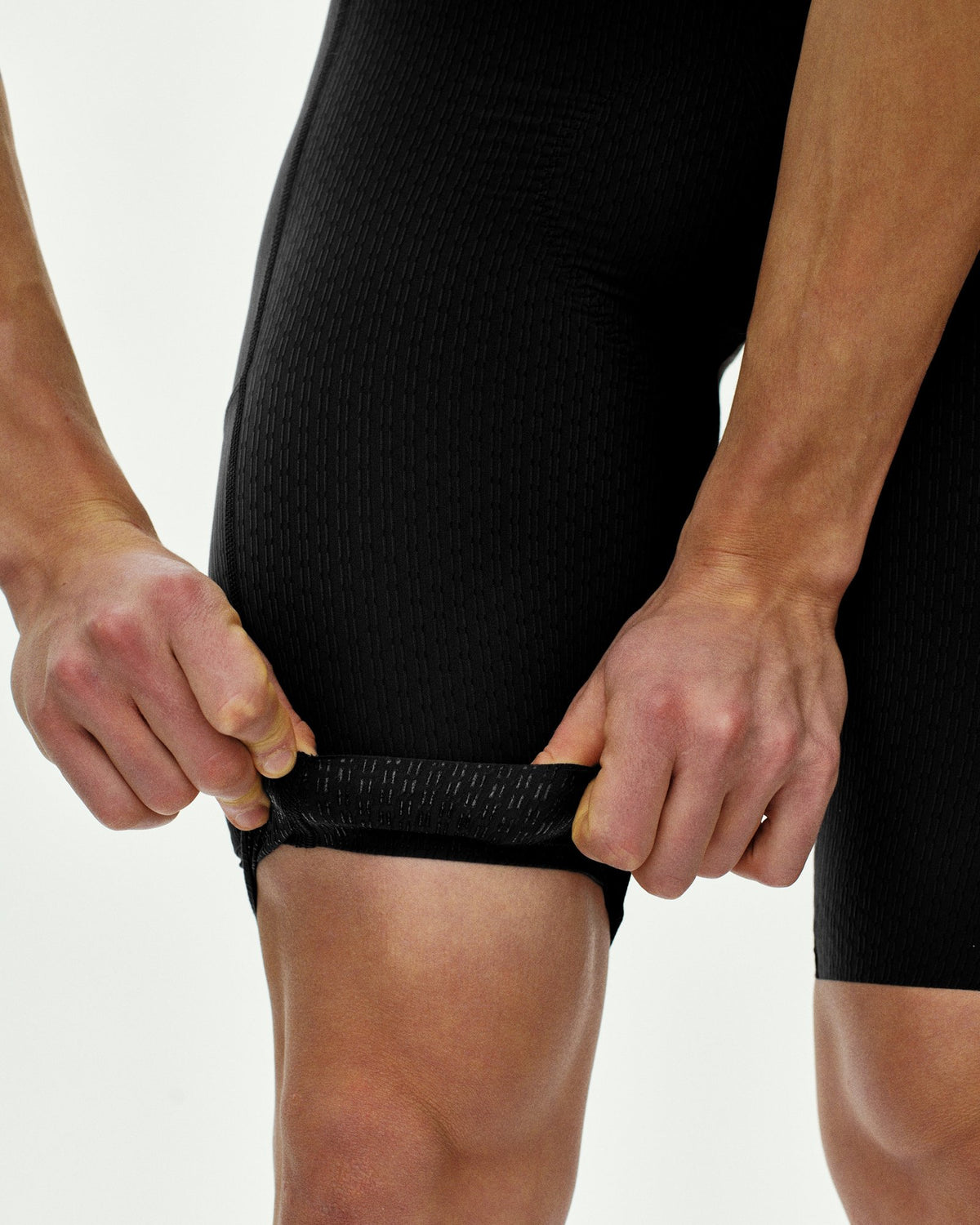 Culotte corto Pas Normal Studios Essential Light Cargo en Black, detalle del bolsillo cargo #Color_Black