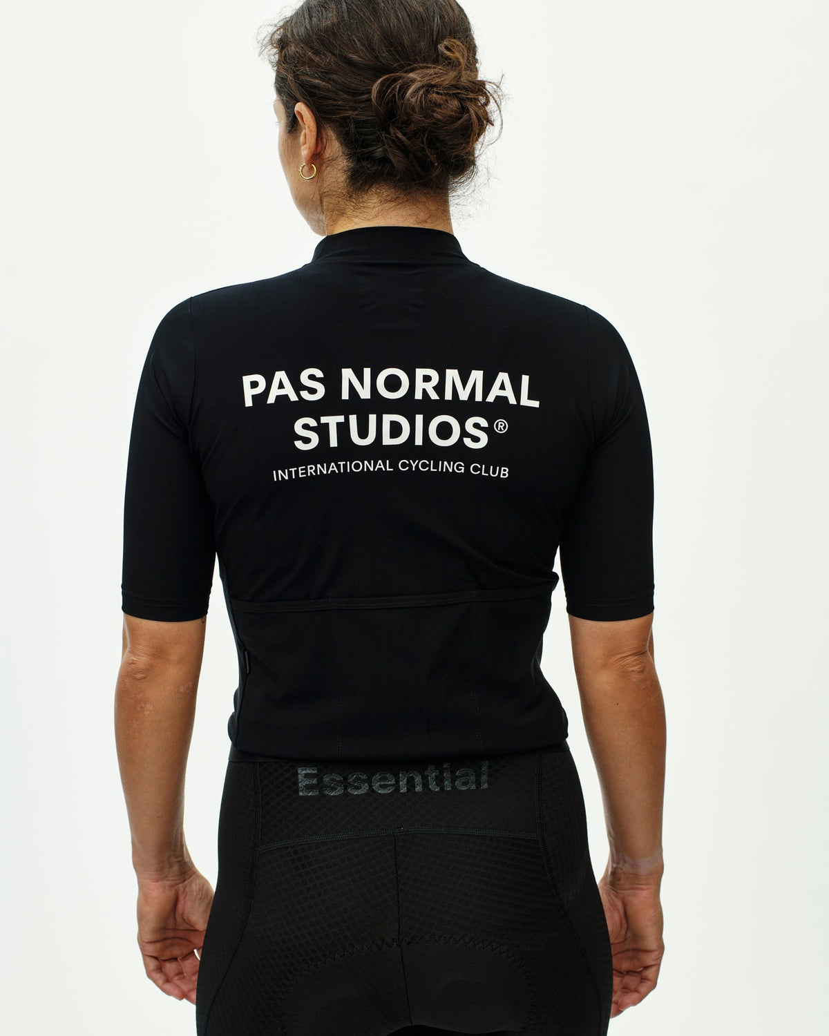 Maillot corto de mujer Pas Normal Studios Essential en Black, vista trasera sobre la ciclista #Color_Black