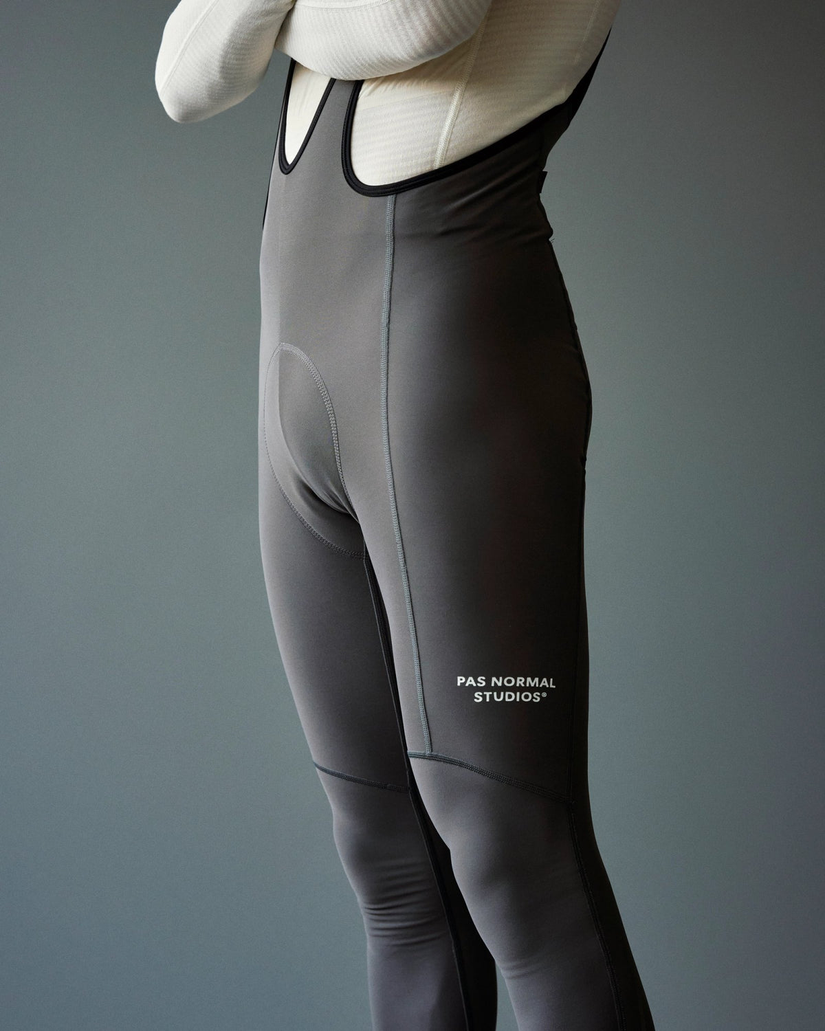 Culotte largo Pas Normal Studios Essential Thermal en Stone Grey, llevado por el modelo, detalle trasero #Color_Stone Grey