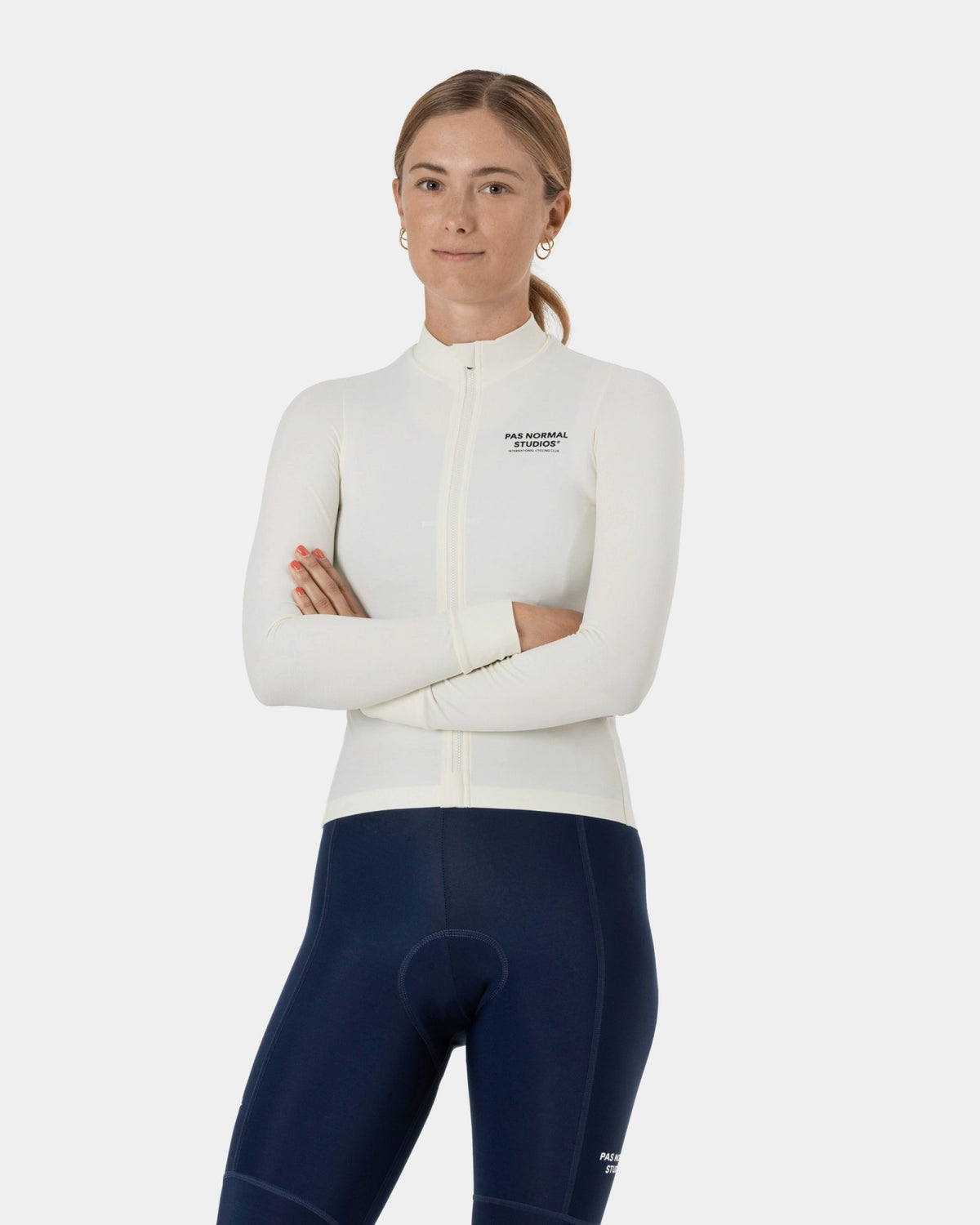 Maillot Largo Mujer Pas Normal Studios Mechanism en Off White, sobre ciclista #Color_Off White