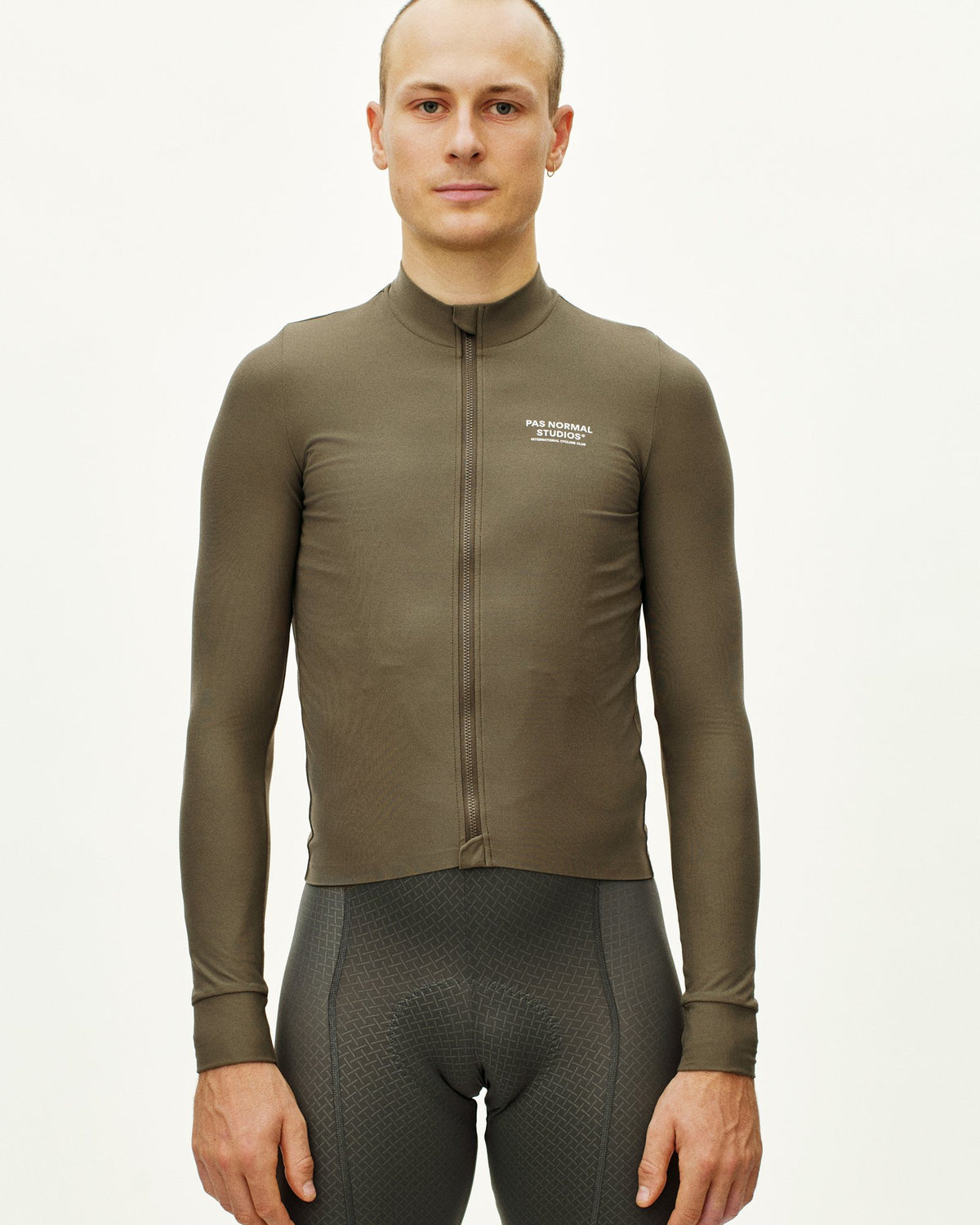Maillot Largo Pas Normal Studios Mechanism en Mud, sobre ciclista #Color_Mud