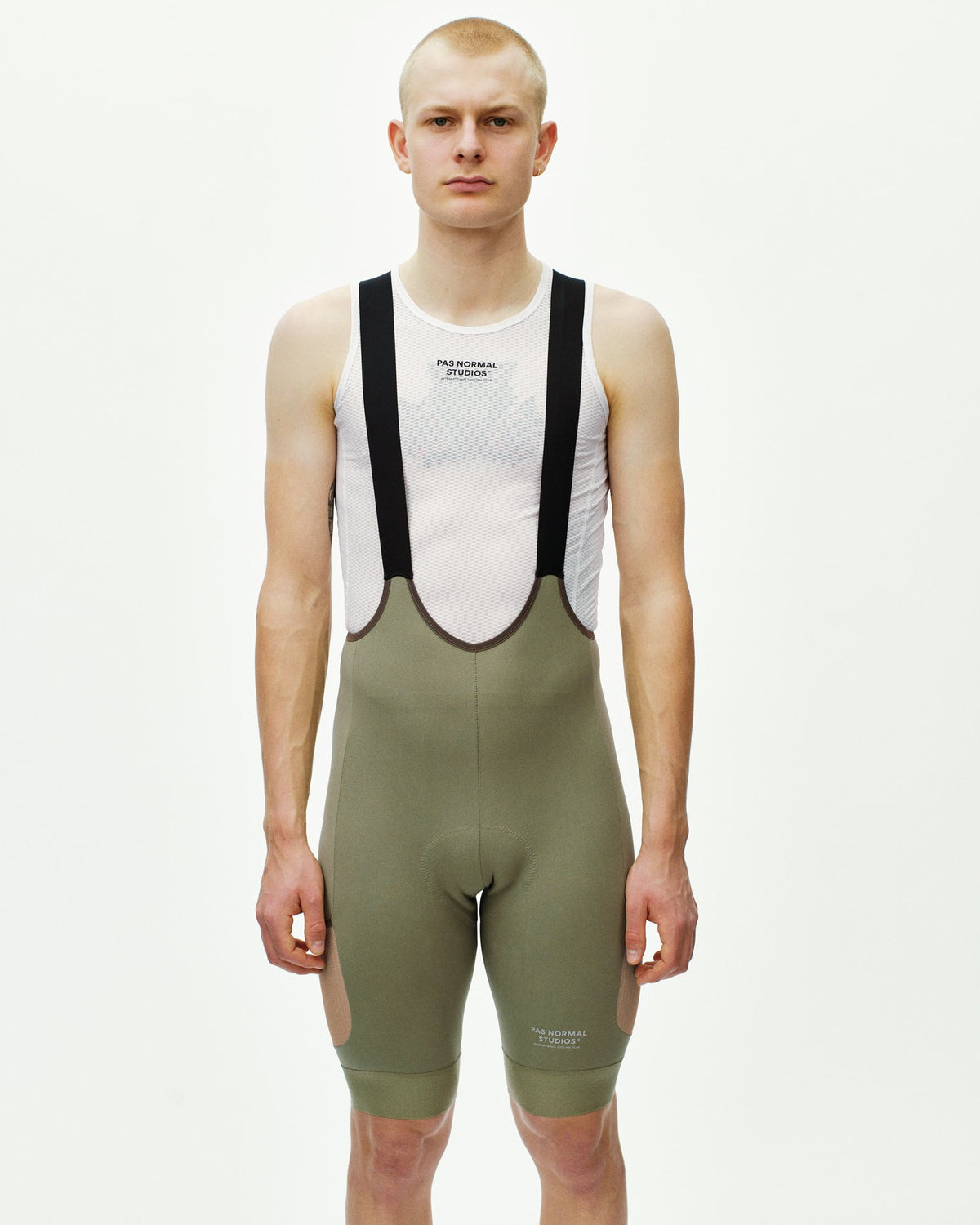 Culotte Pas Normal Studios Escapism Cargo en Light Olive, llevado por el modelo, vista frontal #Color_Light Olive