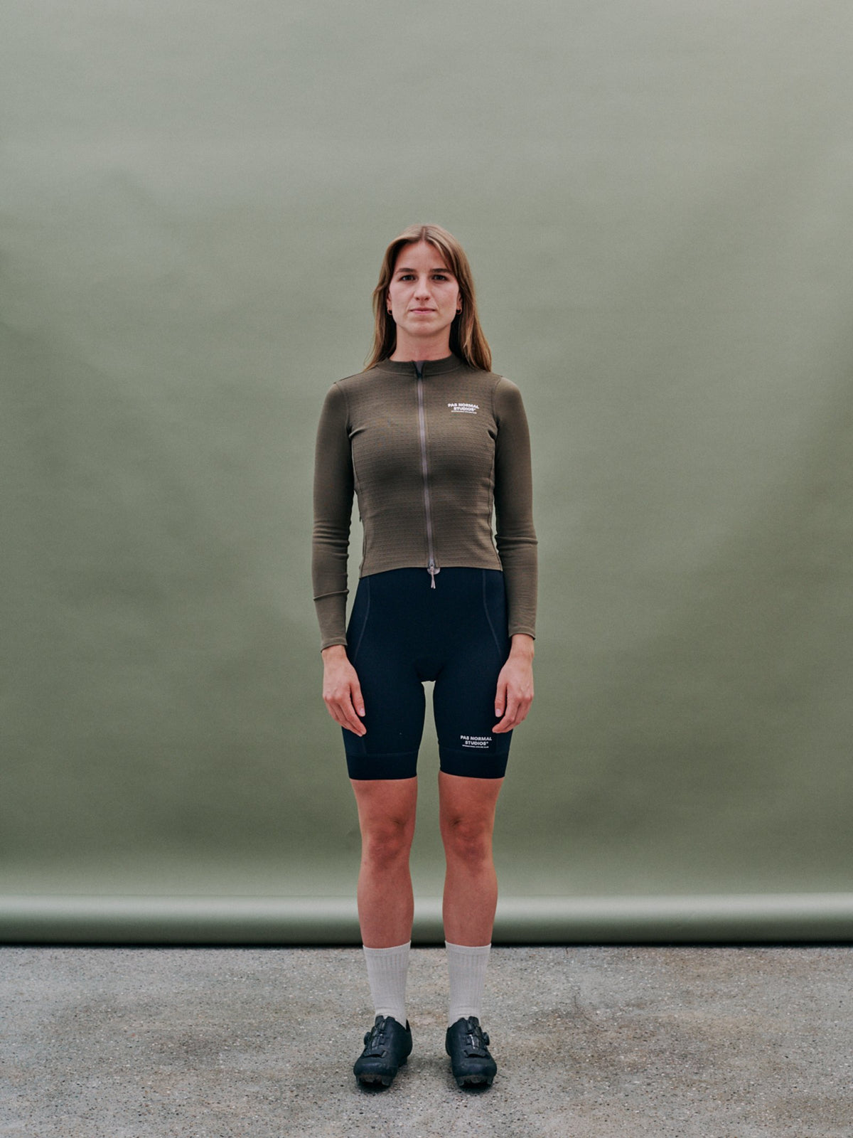 Maillot largo de mujer Pas Normal Studios Escapism Wool en Dark Stone, sobre la ciclista #Color_Dark Stone