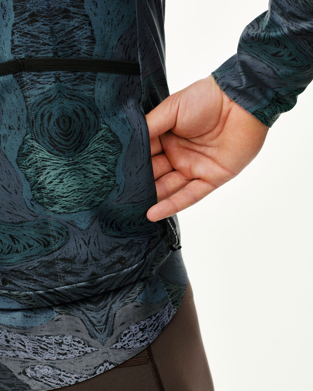 Dark Multi T.K.O. Mechanism Thermal cycling jacket, rear detail on model showing back pocket and all-over print #Color_T.K.O. Dark Multi
