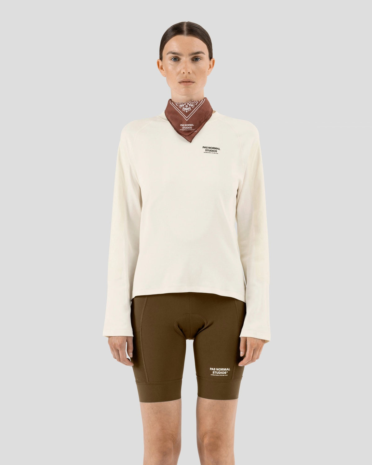 Camiseta técnica larga de mujer Pas Normal Studios Escapism en Off White, sobre la ciclista #Color_Off White