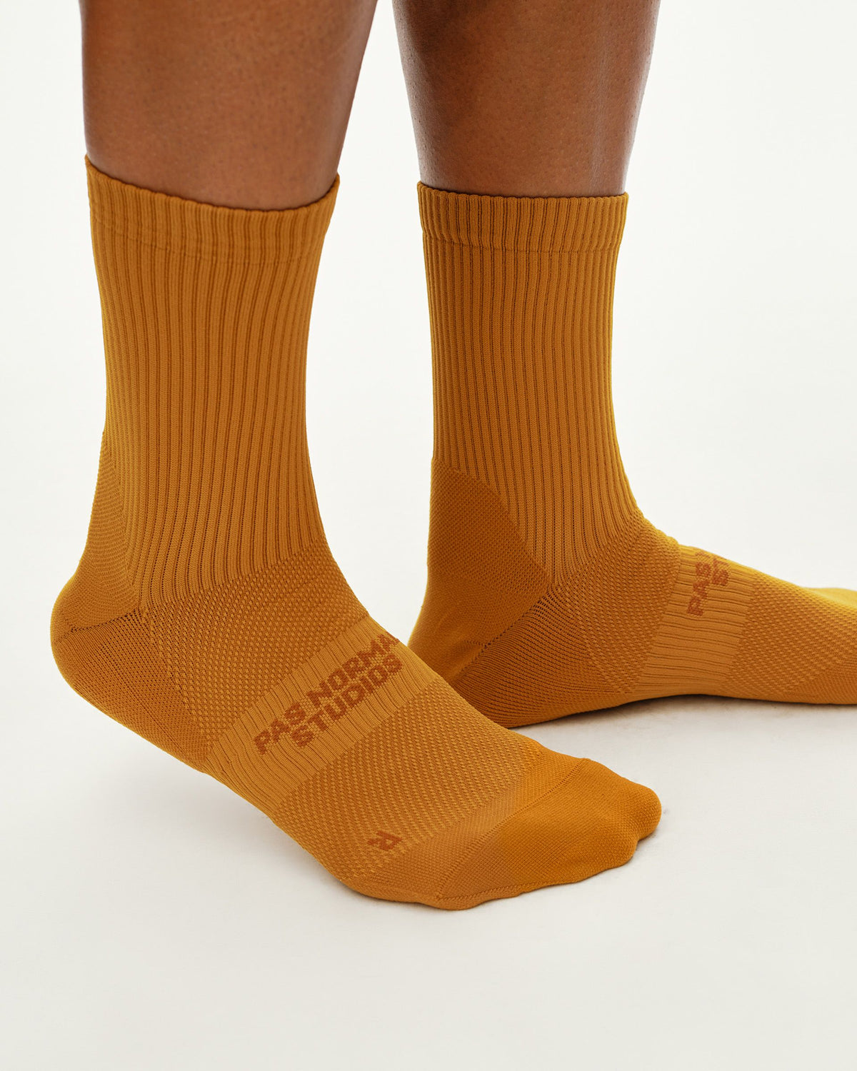 Calcetines Pas Normal Studios Balance Quarter en Ochre, puesta, vista frontal #Color_Ochre