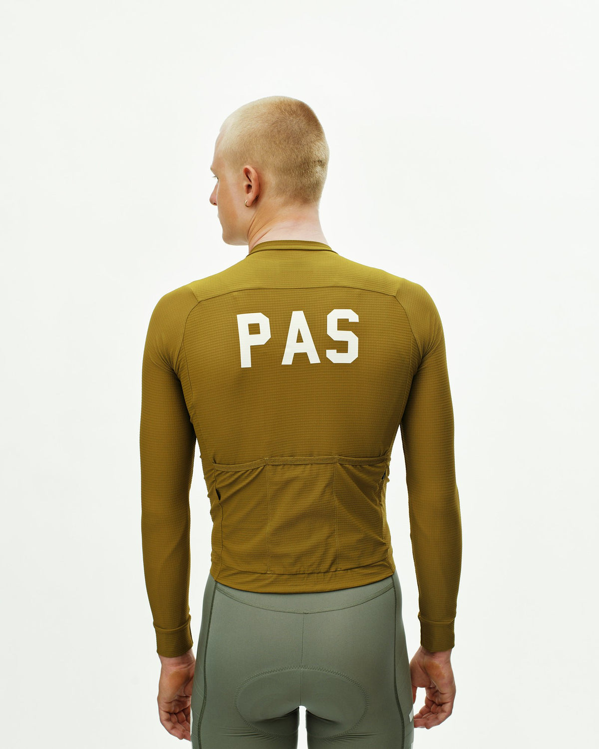 Maillot largo Pas Normal Studios PAS Mechanism Pro en Khaki Green, de espaldas sobre el ciclista #Color_Khaki Green
