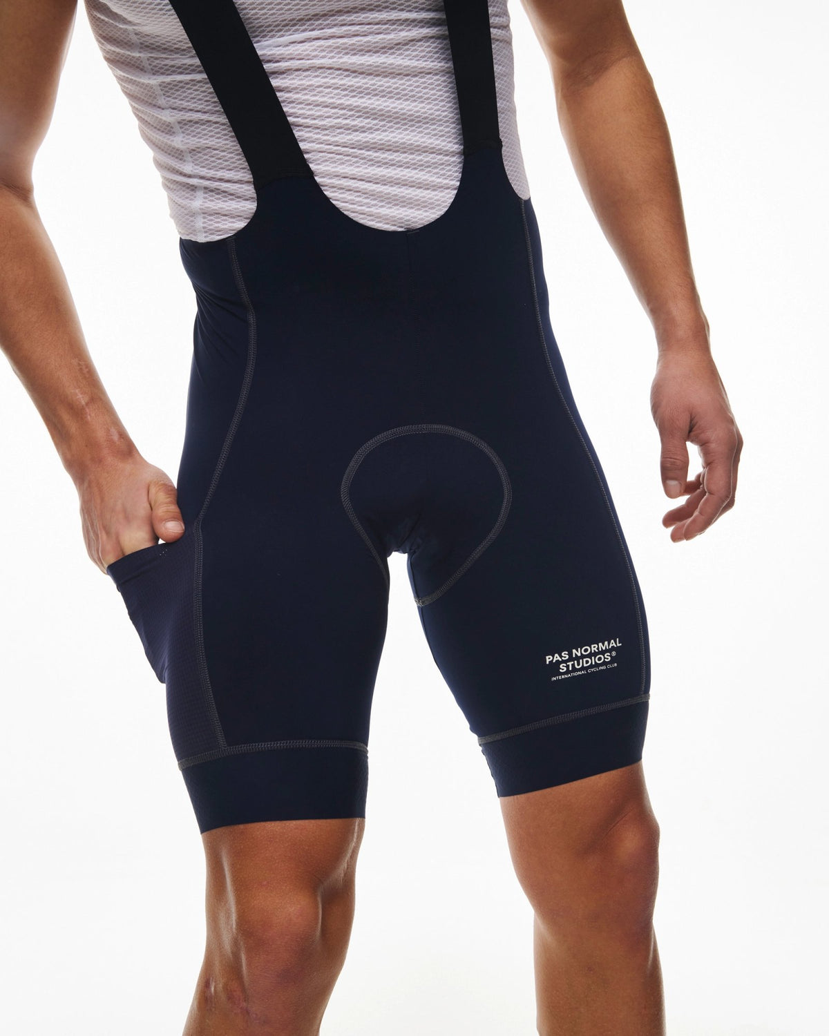 Culotte Pas Normal Studios Escapism Light en Night Blue, llevado por el modelo, vista frontal #Color_Night Blue