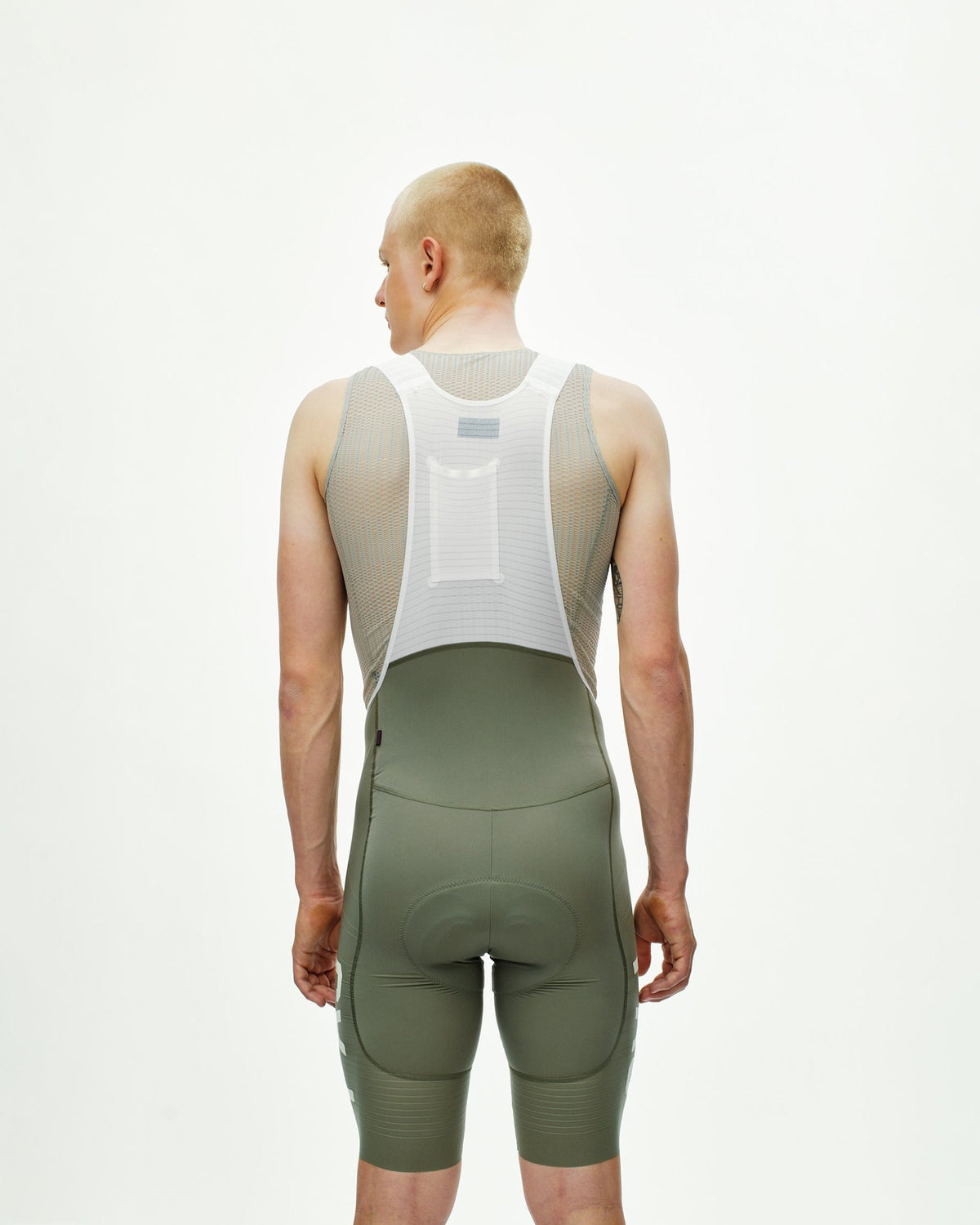 Culotte corto Pas Normal Studios PAS Mechanism Pro en Grey Moss, llevado por el modelo, vista trasera #Color_Grey Moss