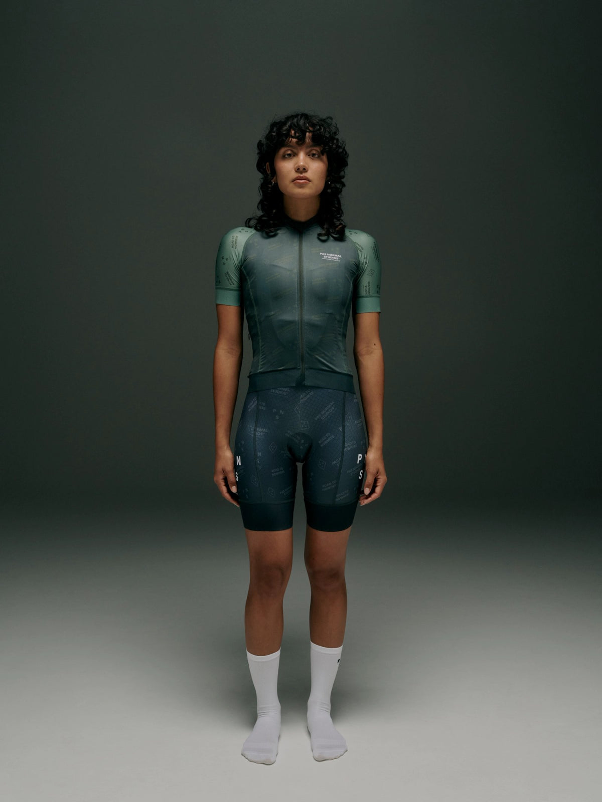 Maillot Corto Mujer Pas Normal Studios Mechanism Late Drop en Dark Moss Contrast, foto de modelo frontal #Color_Dark Moss Contrast
